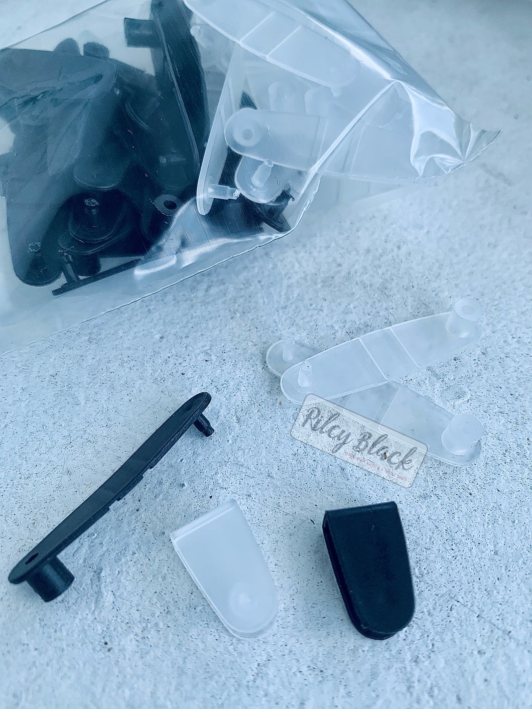 100 Black/Clear Mix Keychain Thingies® XL 1/8”+